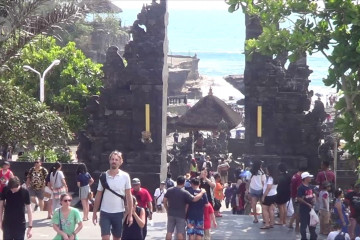 Pengunjung Tanah Lot di akhir tahun menurun