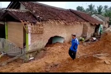 Diguyur hujan deras empat  rumah di labuan Banten tertimpa longsor