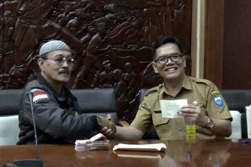 Pemkot Bandung serahkan bantuan bagi warga Tamansari terdampak penertiban