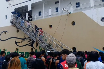 Pemudik tujuan Bitung dan Manado padati Pelabuhan Ahmad Yani Ternate