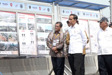 Presiden Jokowi tegaskan Kereta Cepat dan LRT rampung 2021