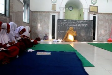 Puluhan siswa SDN Keting 2 Jember belajar di mushala