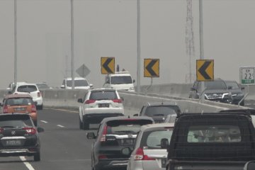 Sejumlah masyarakat mulai menjajal tol layang Japek II