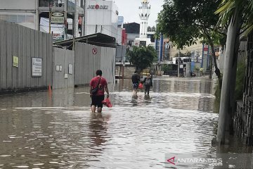 Pengemudi 'ojol' terjang banjir di Benhil demi antar pesanan