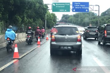 Banjir Jakarta, polisi izinkan motor masuk Tol Bintara-Tanjung Priok