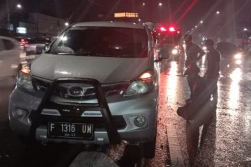 Minibus tersangkut pembatas Jalan Raya Matraman akibat supir ngantuk
