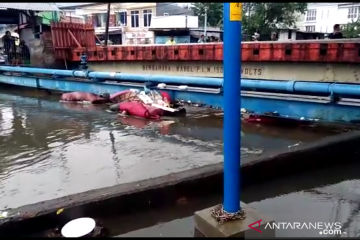 Warga Palmerah hilang terseret arus kali saat hujan deras