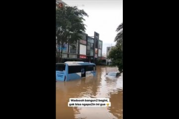 Kemang Jaksel banjir, Anya Geraldine : depan apartemen gue jadi danau