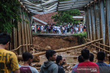 Banjir-longsor putuskan 12 jembatan di Lebak