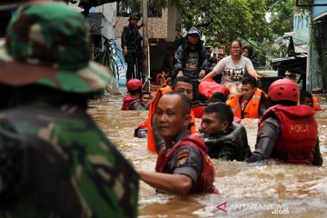 Sembilan orang meninggal akibat banjir dan tanah longsor