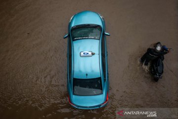 Tips kendarai mobil di saat banjir