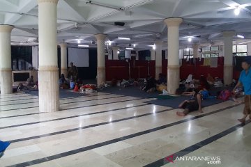 Puluhan warga Bendungan Hilir masih mengungsi di masjid