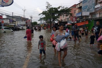 Ciledug masih banjir, akses Jakarta-Tangerang terputus