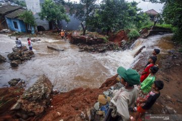 Tanggul sungai jebol, perumahan di Citayam terendam banjir
