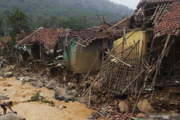 Warga Lebak Gedong masih terisolir pascabanjir bandang