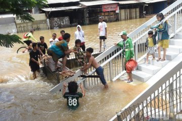 Sejumlah ruas jalan di Jakarta Barat masih terendam banjir