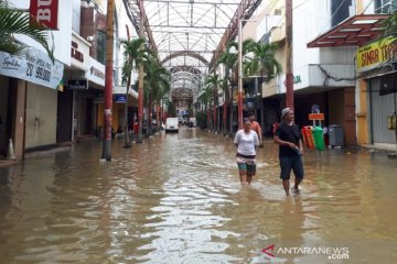 Pertokoan Pasar Baru sepi dan mati listrik akibat banjir