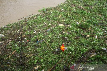 Bagian Sungai Martapura di Banjarmasin hadapi serbuan sampah