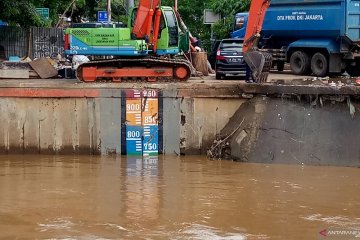 Pantau Kampung Pulo-Manggarai, Anies sebut bencana banjir terkendali