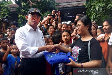 Menko PMK serahkan bantuan pada pengungsi banjir