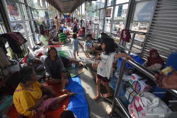 Derita korban banjir Jakarta dari belum makan hingga seragam hanyut