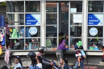 Mengungsi di halte Transjakarta