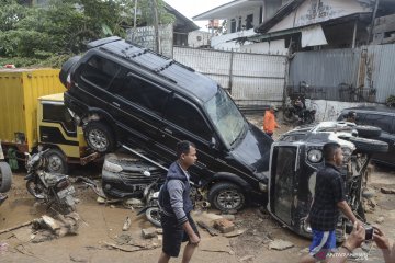 Banjir surut, puluhan mobil bertumpukan di tengah jalan