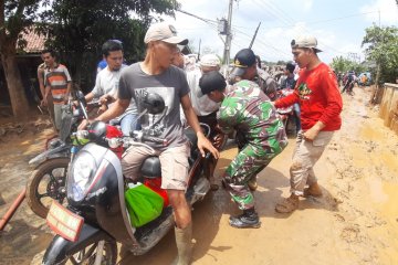 Personel Polda Banten bantu Kakek yang kesakitan saat tangani banjir