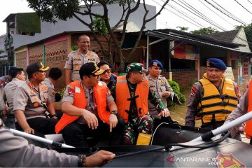 Masih ada korban banjir yang bertahan di lantai dua rumah