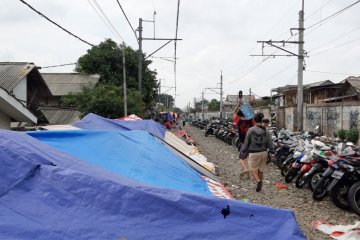 Warga terdampak banjir di Kedoya mengungsi di bantaran rel kereta api