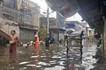 Pilih bertahan atau mengungsi kala banjir datang