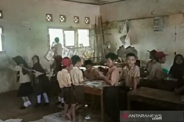 Seratusan siswa di Cianjur belajar di bawah ancaman bangunan ambruk
