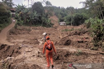Longsor di Bogor isolir 11 desa dan tiga orang hilang tertimbun tanah
