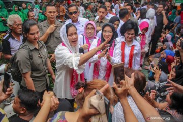 Iriana Joko Widodo kunjungi korban banjir di Periuk Tangerang