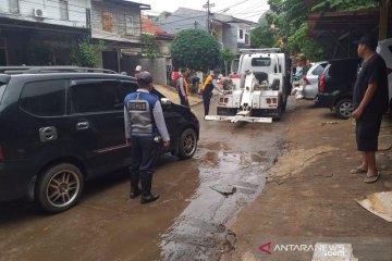 Sudinhub Jaksel bantu derek mobil warga korban banjir