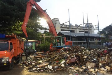 Sampah Pintu Air Manggarai capai 50 truk dari sofa sampai helm