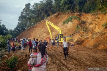 Pembukaan akses jalan tertutup longsor di Sukajaya