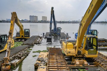 Pengerukan lumpur dan sampah di waduk Pluit