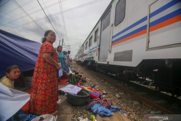 Korban banjir mengungsi di pinggir rel kereta