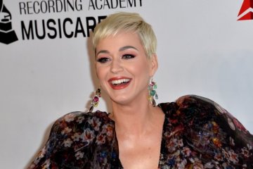 Kemarin, Katy Perry tunda pernikahan sampai bahaya "hand sanitizer"