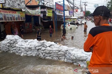 Tanggul darurat karung di Ciledug kurangi derasnya arus