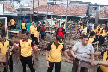 Polsek Kebayoran Baru bersihkan sisa banjir di SD Bhakti Luhur