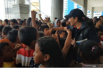 Anak-anak pengungsi korban banjir dihibur istri sejumlah menteri