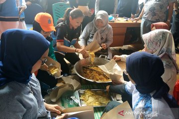 Makan di posko banjir, Grace Batubara sebut masakan dapur umum enak