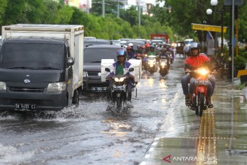 Genangan Air Ganggu Pengguna Jalan