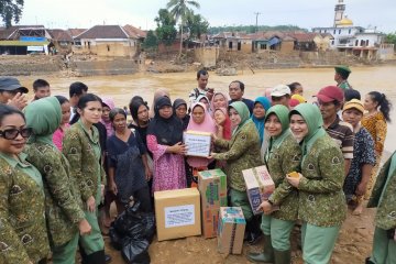 Korban banjir Lebak mendapat bantuan Persit KCK 064 Maulana Yusuf