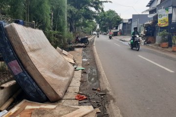 Kasur hingga mainan ular raksasa menumpuk di pinggir jalan Rawa Buaya