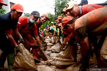 Warga bentuk "rantai manusia" angkut lumpur sisa banjir di Rawajati