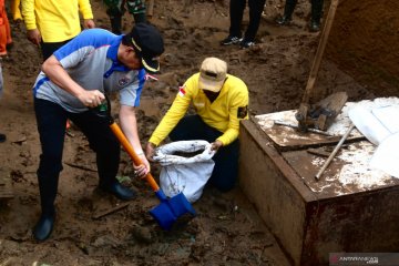 Banjir surut, Wali Kota Jaksel pimpin kerja bakti di Tanjung Barat