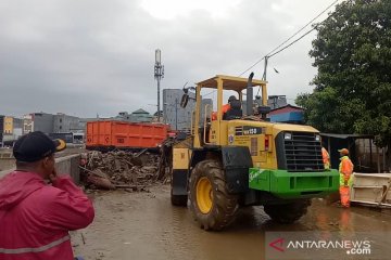 Alat berat dikerahkan untuk kerja bakti di Kampung Pulo